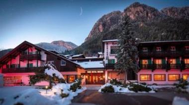 Italský hotel Regina delle Dolomiti v zimě